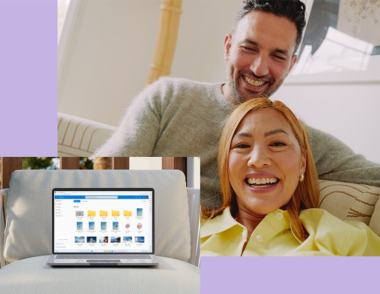En man och en kvinna tittar på Microsoft 365-skärmen på en PCSpecialist-laptop
