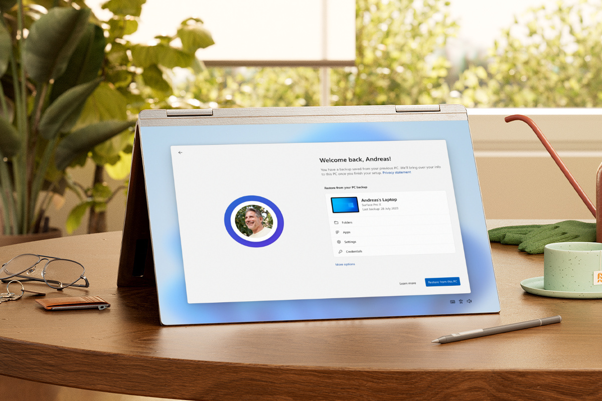En PC som är uppvikt med en kom igång-app