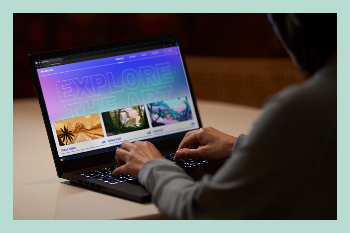 En man spelar spel på en PCSpecialist-laptop med Windows 11