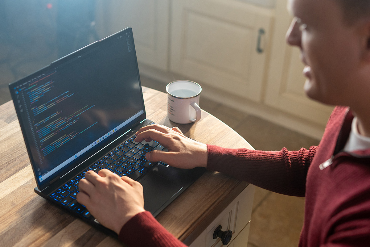 En utvecklare arbetar med hjälp av en PCSpecialist-laptop