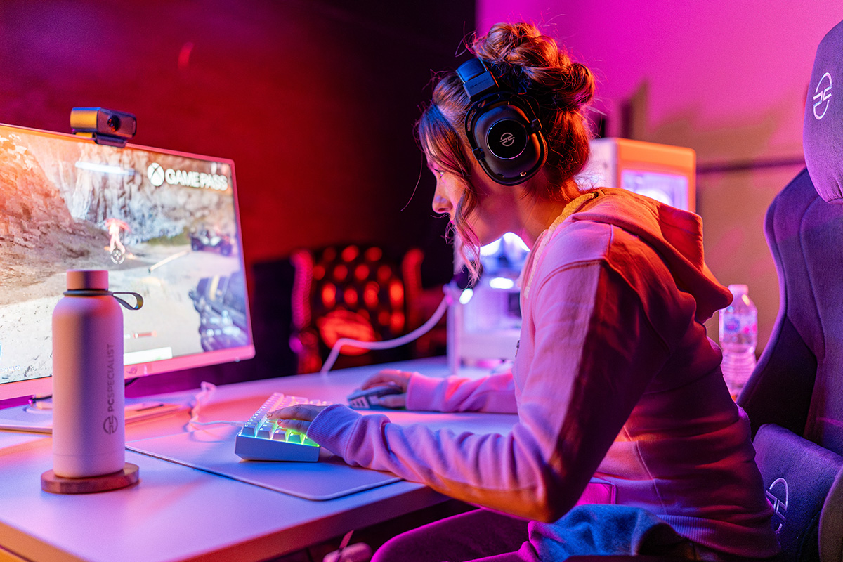 En spelare som använder en PCSpecialist-dator för att spela spel